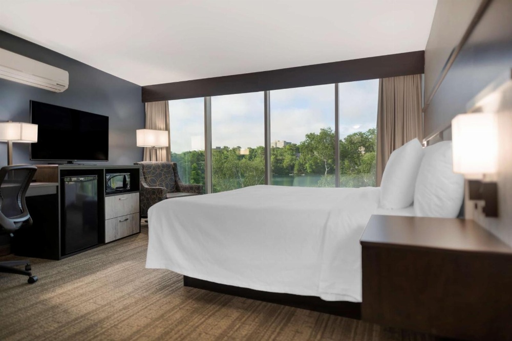 Best Western Plus Chocolate Lake Hotel